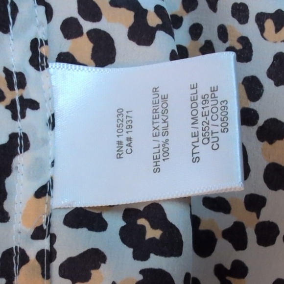 EQUIPMENT Silk Blouse like new size Small leopard print 2 front pockets - Picture 4 of 4